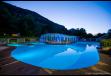 Piscine extérieure et couverte la nuit