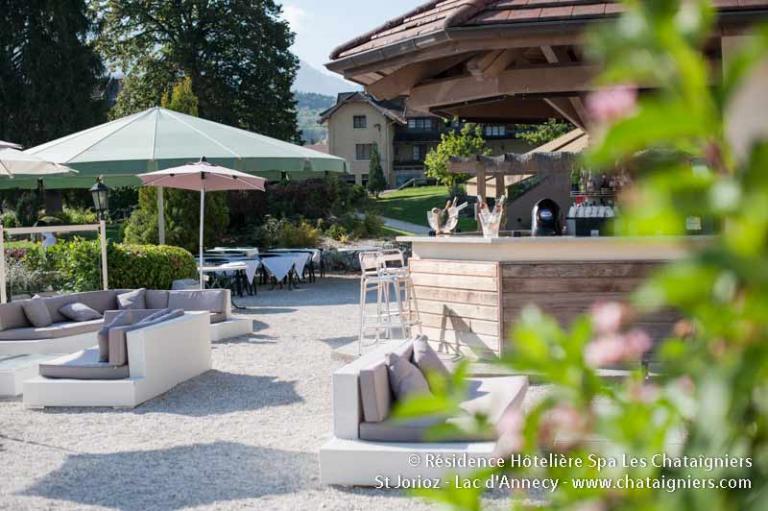 vue du bar restaurant la piscine - les chataigniers