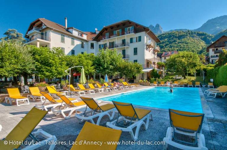 Facade de l'hotel le lac et sa piscine