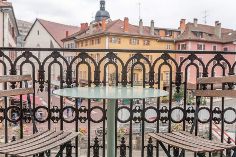 balcon vieille ville annecy