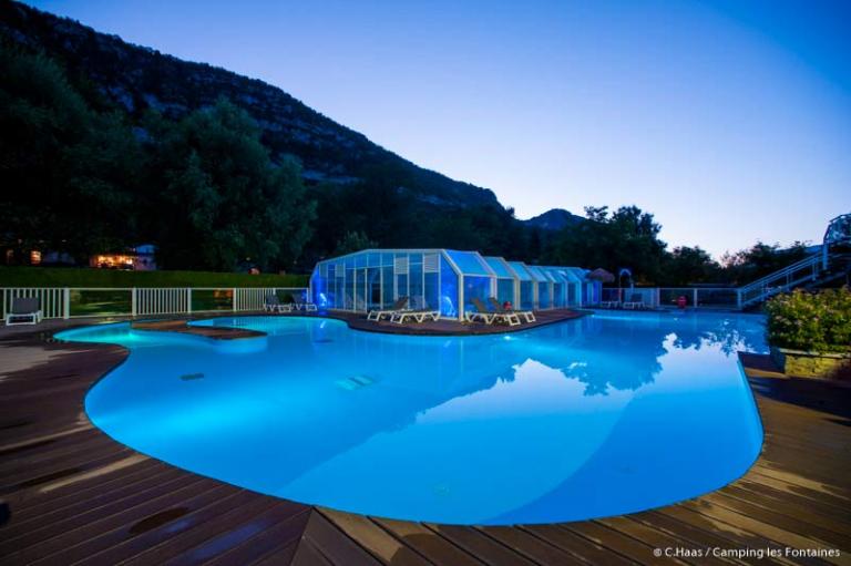 Piscine extérieure et couverte la nuit