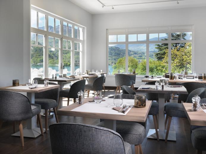 Salle de restaurant vue lac