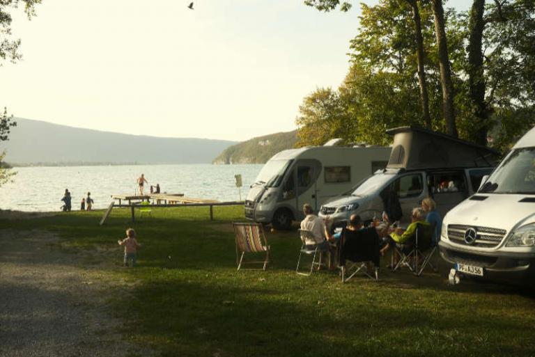 Camping-car au bord du lac