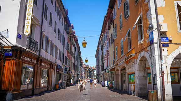 faire du shooping dans les rues d'annecy