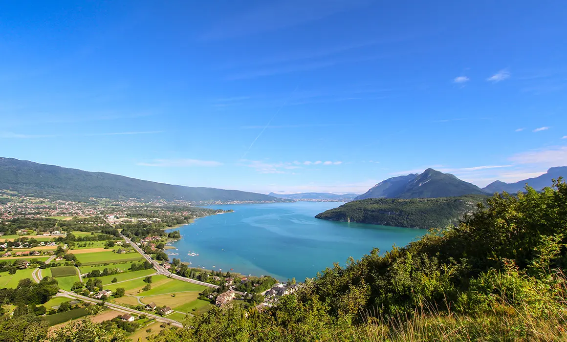Lac annecy en été vue de haut