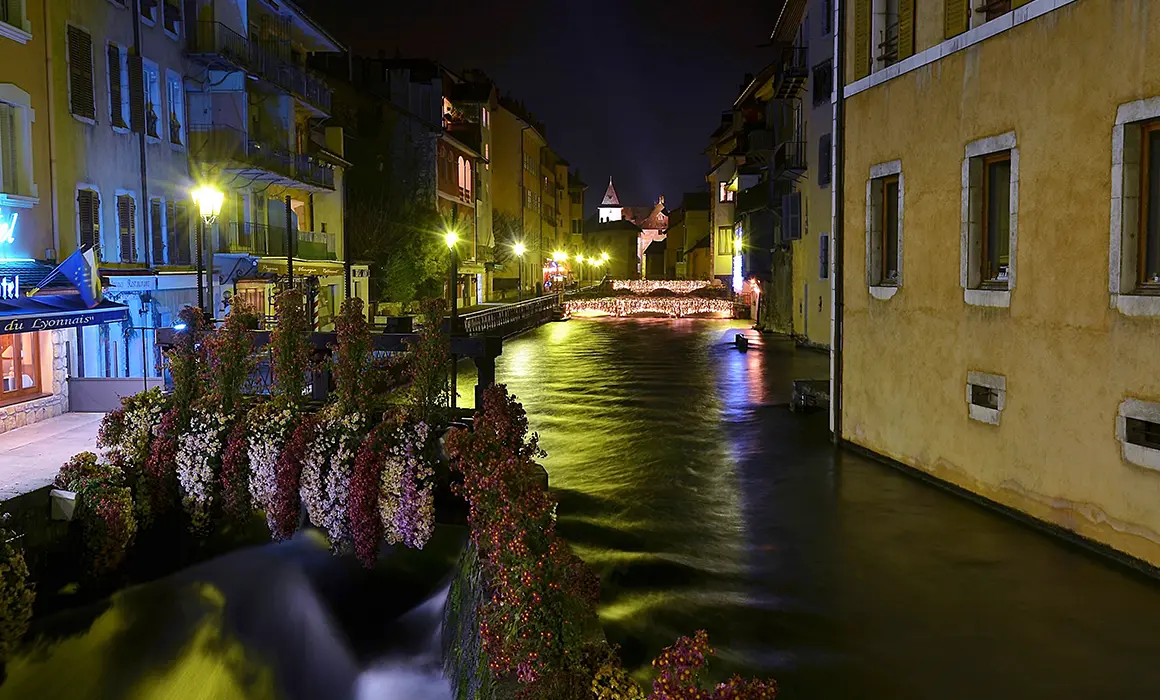 Le lac d'annecy un soir d'hiver