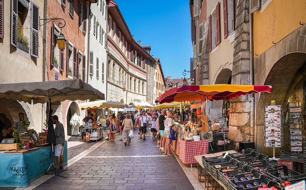 marché dans les rues d'Annecy